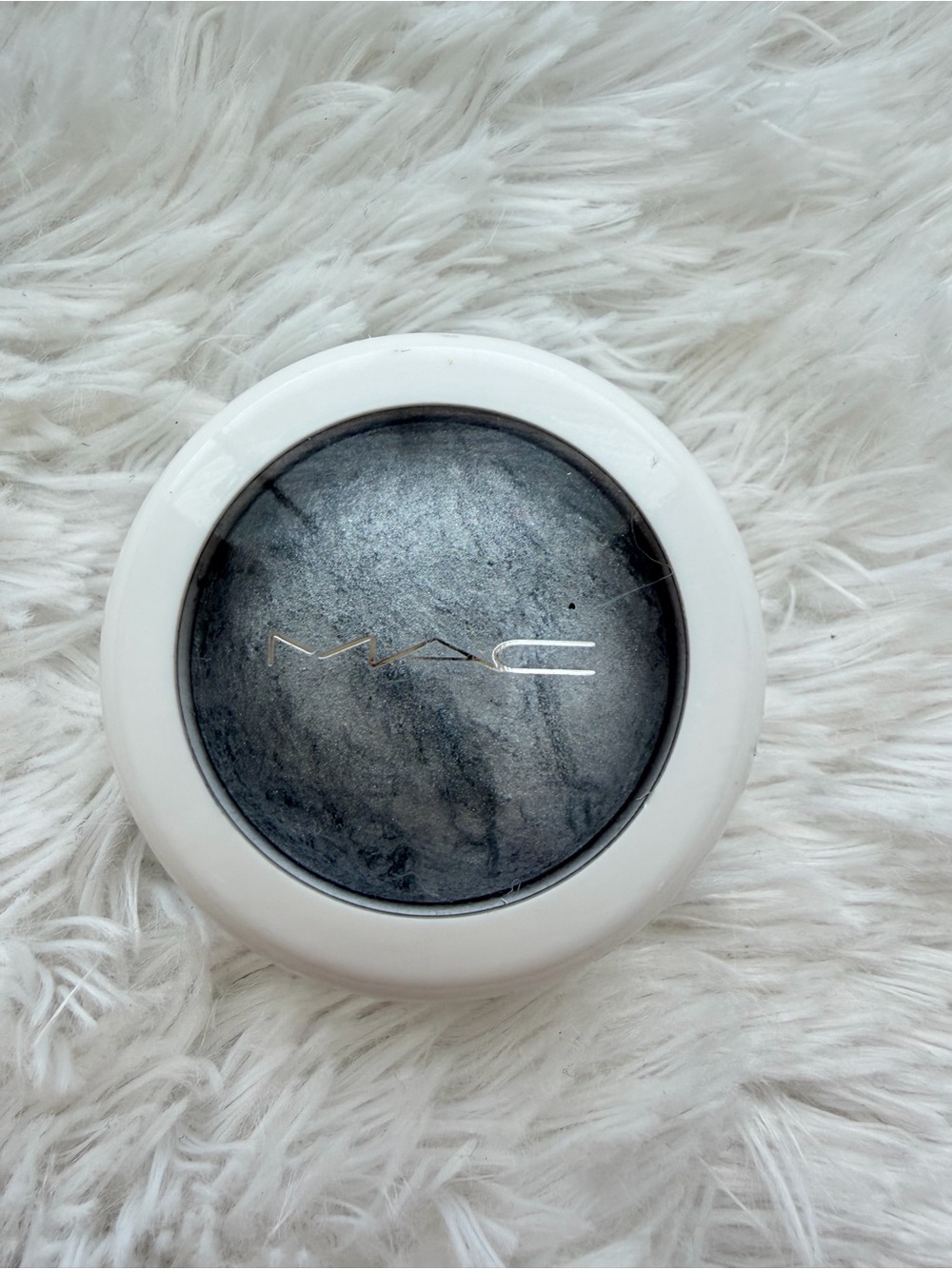 MAC Cosmetics mineralized eyeshadow “Frozen blue”